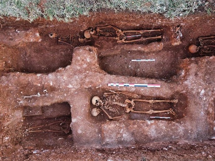 Labores de excavación en el cementerio de Inca.