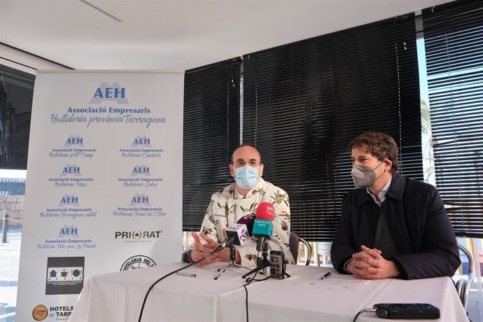 Firma del convenio entre Repsol y la AEHT