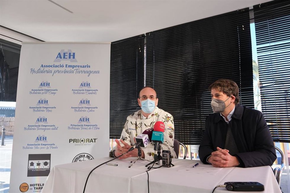 Firma del convenio entre Repsol y la AEHT
