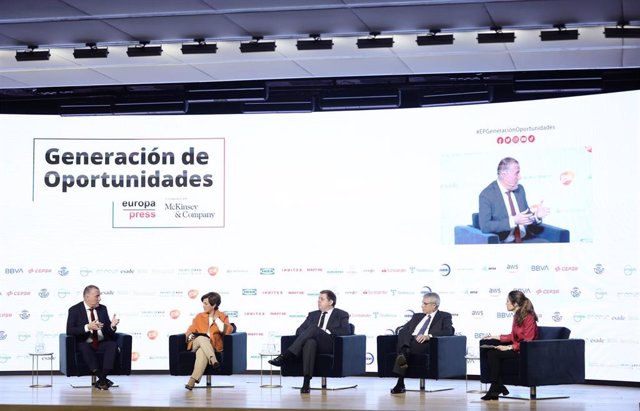 (I-D) El consejero Delegado de AEDAS Homes, David Martínez; la CEO de Iberdrola España, Ángeles Santamaría; el presidente de Correos, Juan Manuel Serrano; el presidente de Renfe, Isaías Táboas; y la directora de Desarrollo de Negocio de Europa Press, Cand