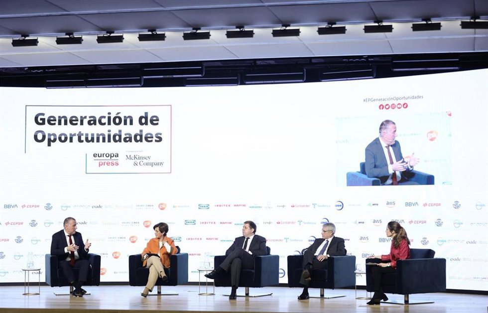 (I-D) El consejero Delegado de AEDAS Homes, David Martínez; la CEO de Iberdrola España, Ángeles Santamaría; el presidente de Correos, Juan Manuel Serrano; el presidente de Renfe, Isaías Táboas; y la directora de Desarrollo de Negocio de Europa Press, Ca