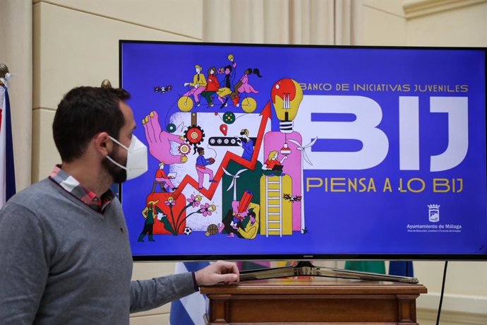 Luis Verde, concejal de Juventud, presenta el Banco de Iniciativas Juveniles (BIJ) de Málaga capital.