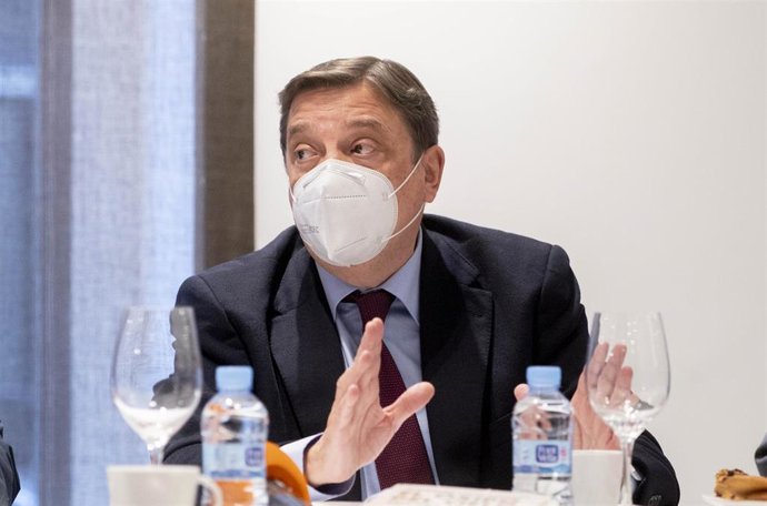 El ministro de Agricultura, Pesca y Alimentación, Luis Planas, interviene durante la presentación del libro 'El óxido del cielo', en la sede de la Editorial Almuzara, a 24 de enero de 2022, en Madrid (España)
