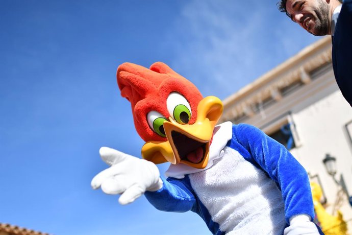 Archivo - Arxiu - Un ninot saluda al recinte de PortAventura.