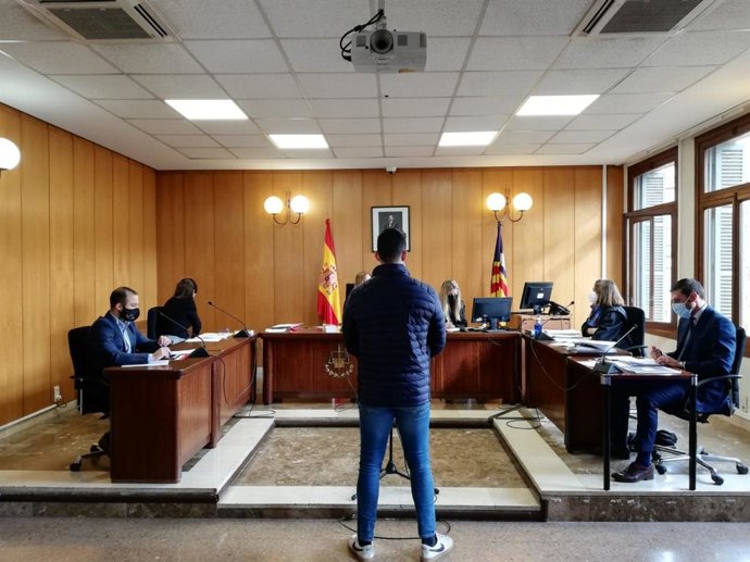 Juicio al acusado por el vídeo viral de la Policía Nacional entrando en un piso en Palma durante el confinamiento en 2020.