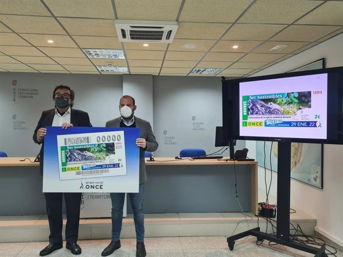 El conseller de Medio Ambiente y Territorio, Miquel Mir, y el delegado territorial de la ONCE, Josep Vilaseca, durante la presentación del cupón diario con el ferreret como protagonista.