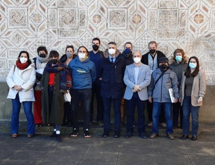 El director general de Cultura, Ignacio Apezteguía, y el coordinador de la publicación, Iñaki Diéguez, junto con otros colaboradores en la edición del libro.