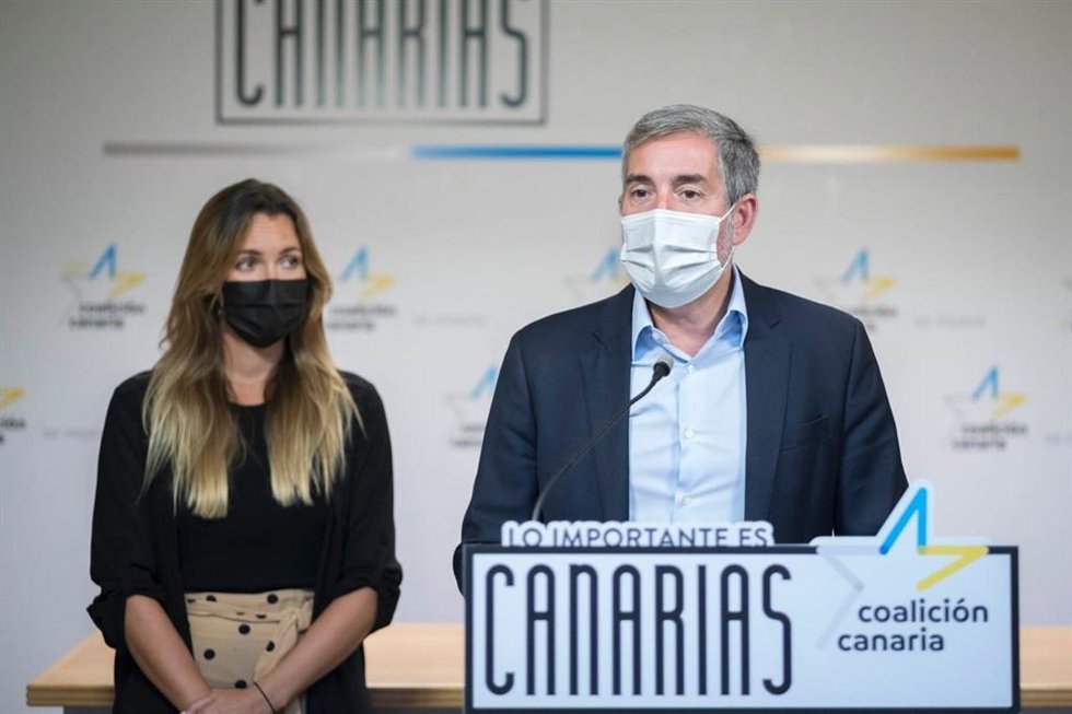 Archivo - La portavoz de CC, María Fernández, y el secretario general, Fernando Clavijo, en rueda de prensa