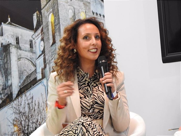 La delegada de Turismo del Ayuntamiento de Alcalá de Guadaíra (Sevilla), Rosa Carro (Cs), en Fitur.