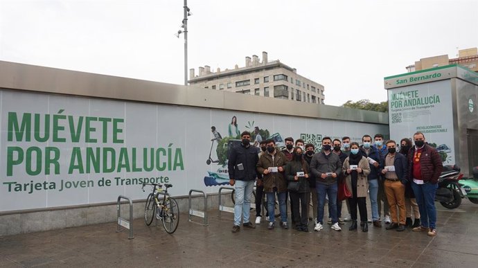 NNGG de Sevilla presenta la campaña sobre la Tarjeta Joven de Transporte que ha puesto en marcha la Junta de Andalucía.