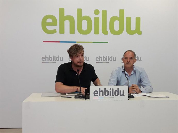 Archivo - Maiorga Ramirez y Adolfo Araiz, parlamentarios de EH Bildu, en una imagen de archivo.