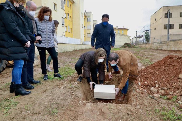 La presidenta del Govern, Francina Armengol, durante la puesta de la primera piedra de las viviendas públicas de Marratxí.