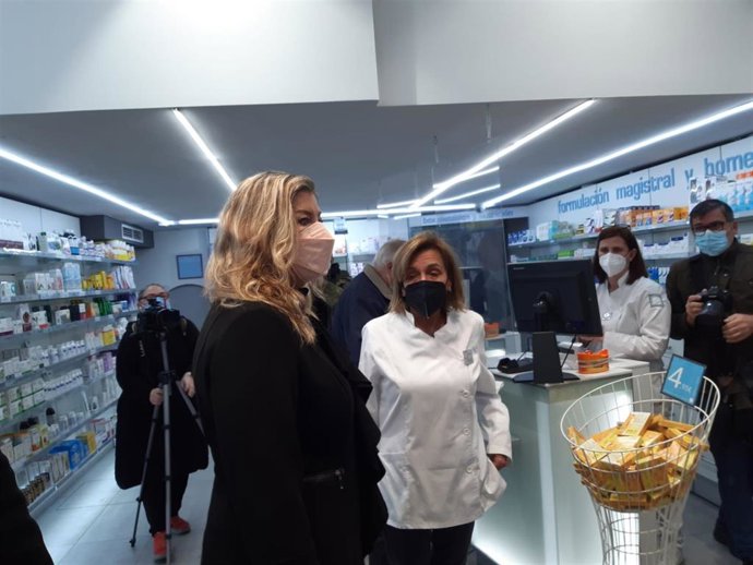 La consellera de Salud y Consumo, Patricia Gómez, en una visita a una farmacia en Baleares.