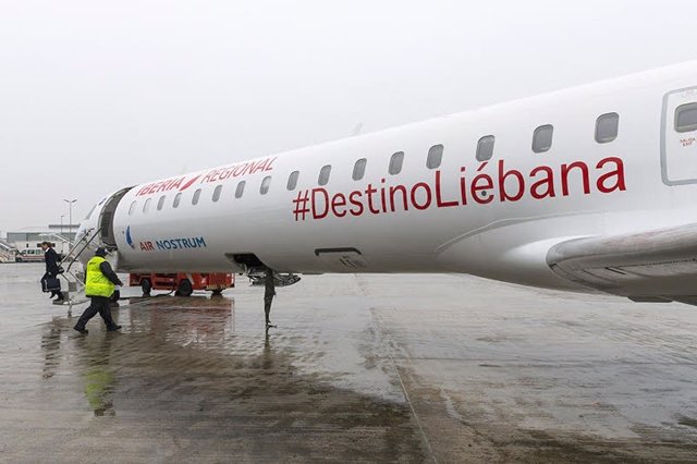 Avion de Air Nostrum en el aeropuerto Seve ballesteros-Santander