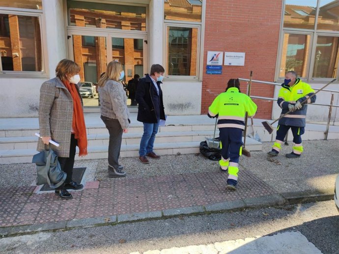 De izquierda a derecha, Pilar Varela, directora gerente del Sepepa; Carmen Arbesú, alcaldesa de Langreo, y Pedro Fernández-Raigoso, director general de Empleo y Formación, durante la visita al taller de empleo.