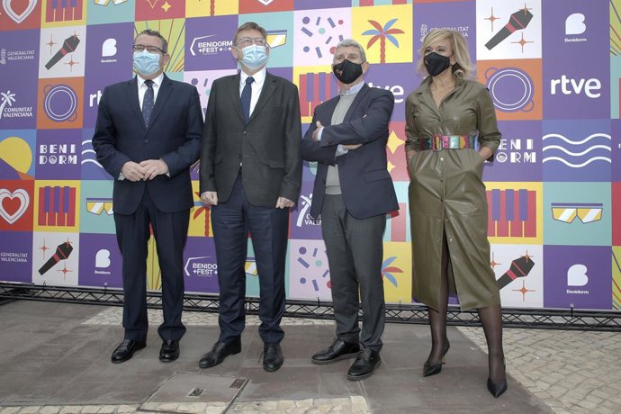 (I-D) El alcalde de Benidorm, Toni Pérez; el presidente de la Generalitat, Ximo Puig; el presidente de la Corporación de RTVE, José Manuel Pérez Tornero y la directora de Comunicación y Participación de RTVE, María Eizaguirre. 