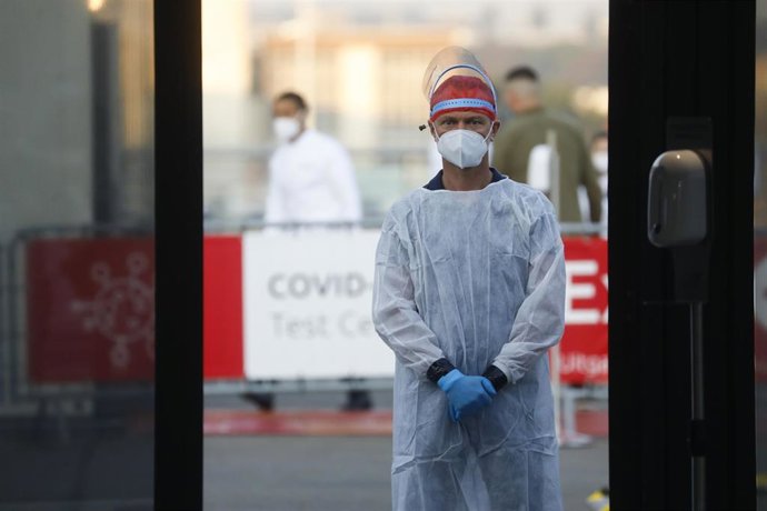 Archivo - Un trabajador sanitario en Bélgica.