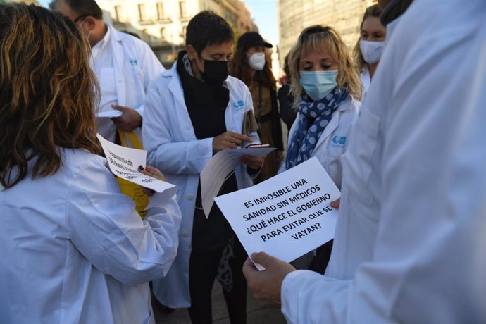 Archivo - Un grupo de personas con carteles en una concentración en defensa de la Atención Primaria, a 13 de noviembre de 2021, en Madrid, (España). Convocada por la Asociación de Médicos y Titulados Superiores de la Comunidad de Madrid (AMYTS), la prot