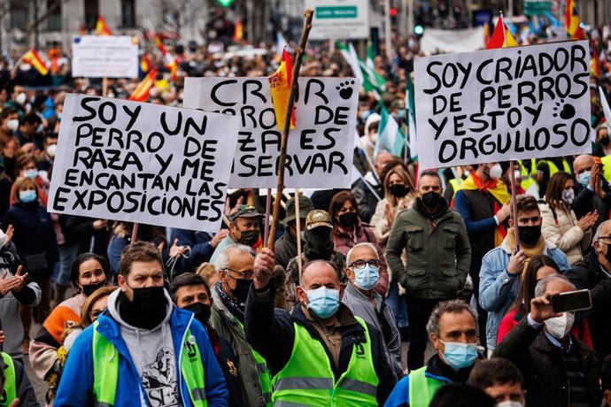 Varios manifestantes con pancartas, en la movilización en defensa del campo y del mundo rural y la futura Ley de Protección Animal, en Cibeles, a 23 de enero de 2022, en Madrid (España). La asociación Alma Rural ha convocado la protesta bajo el nombre d