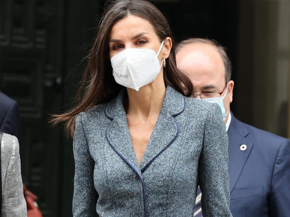La Reina Letizia, abandonando el acto que ha presidido esta mañana