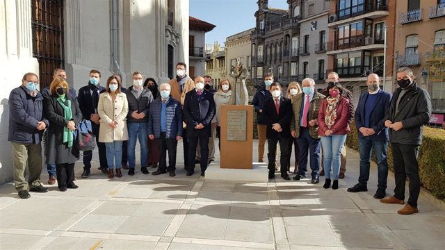 Inauguración de la escultura en homenaje a los colectivos esenciales durante la pandemia