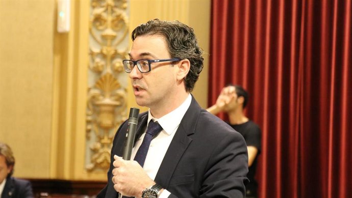 Archivo - El diputado de PP, Antoni Costa, en el pleno del Parlament.