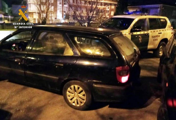 Los vehiculos del detenido y de la Guardia Civil en Guarnizo