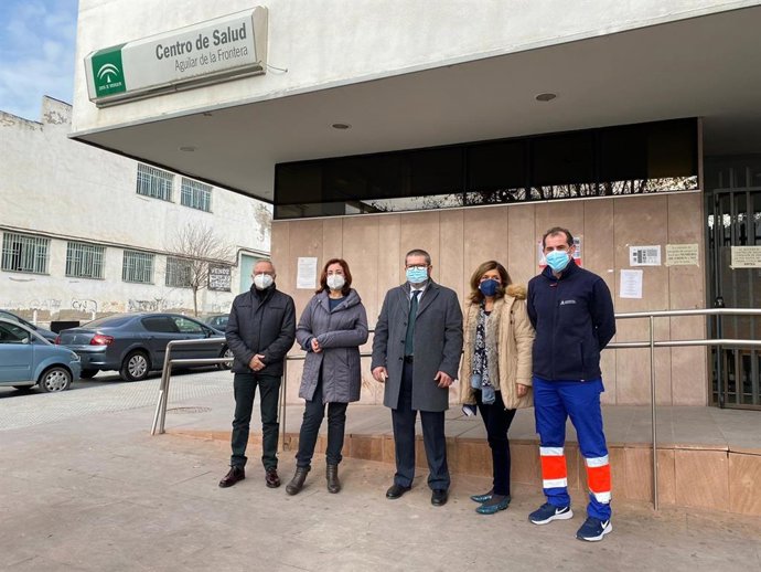 La delegada de Salud y Familias, María Jesús Botella (segunda por la dcha.), en su visita a Aguilar de la Frontera.