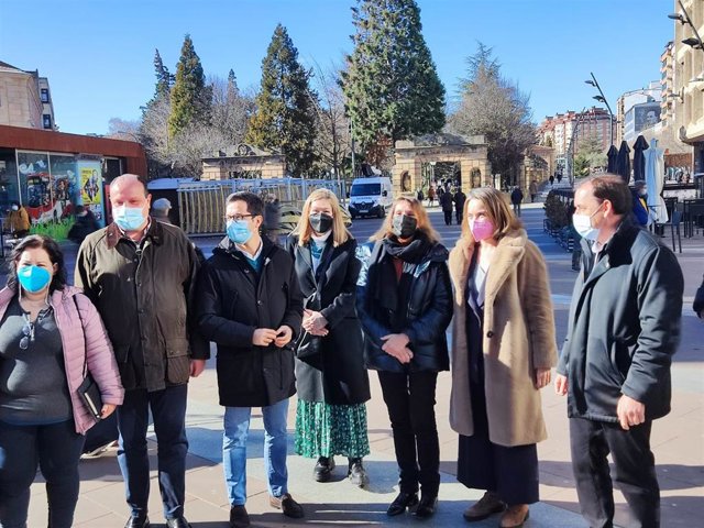 Cuca Gamarra (segunda por la derecha) junto a miembros del PP sorianos en su visita a la ciudad de Soria.