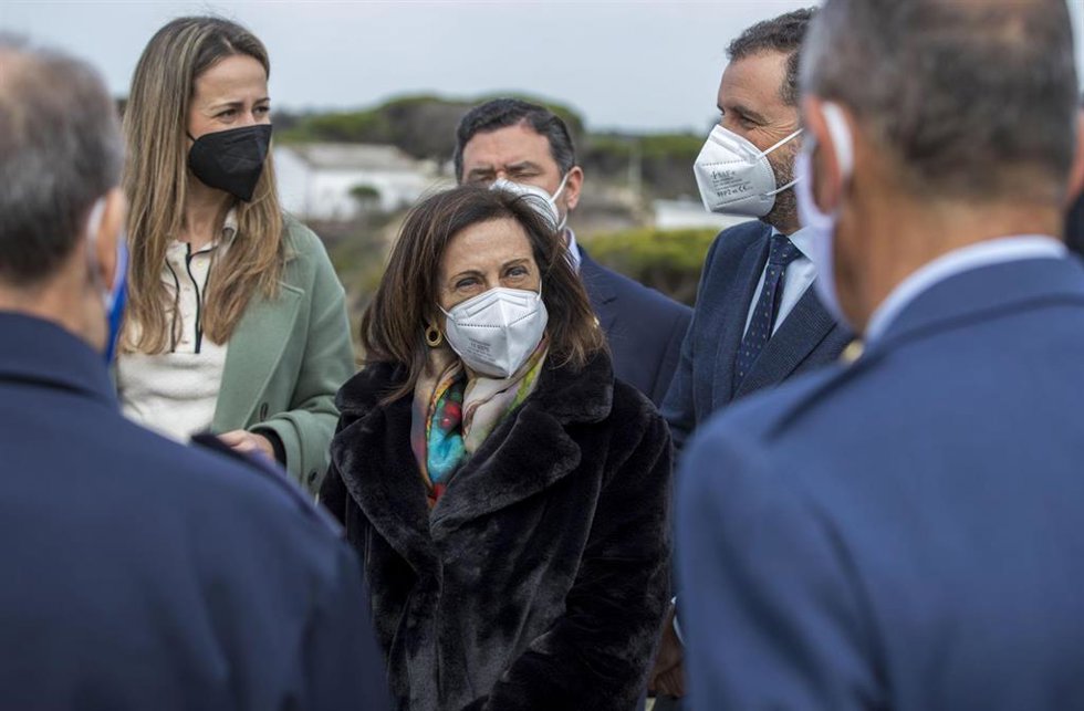 La ministra de Defensa, Margarita Robles, en el centro de experimentación de El Arenosillo, en Moguer (Huelva).