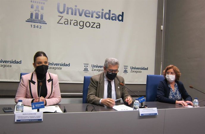 Las consejeras del Gobierno de Aragón, Maru Díaz y María Victoria Broto, con el rector de la Universidad de Zaragoza, José Antonio Mayoral.