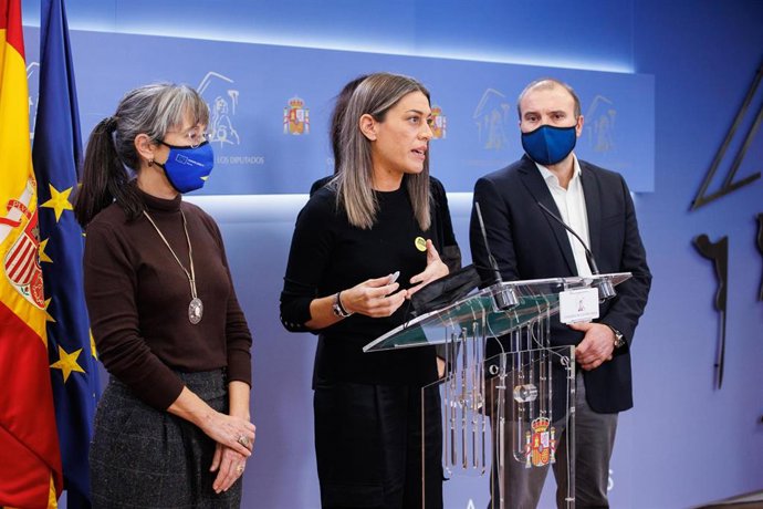 Archivo - La portavoz de Junts en el Congreso, Miriam Nogueras, con varios de sus diputados