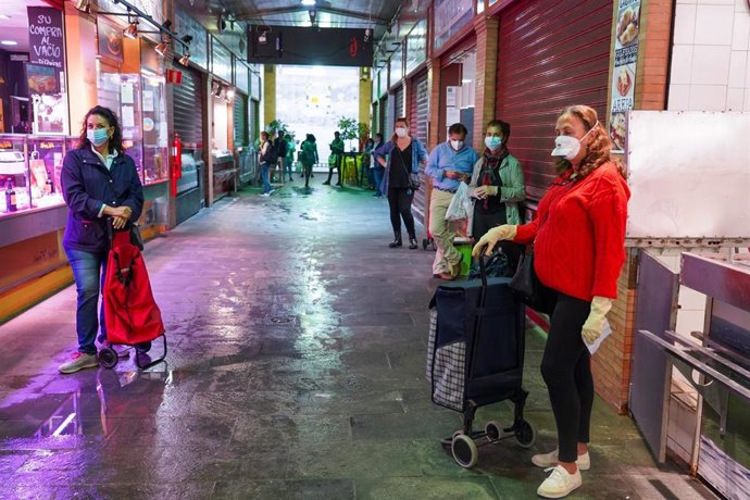 Archivo - Clientes en el Mercado de Abastos de Triana, en foto de archivo.