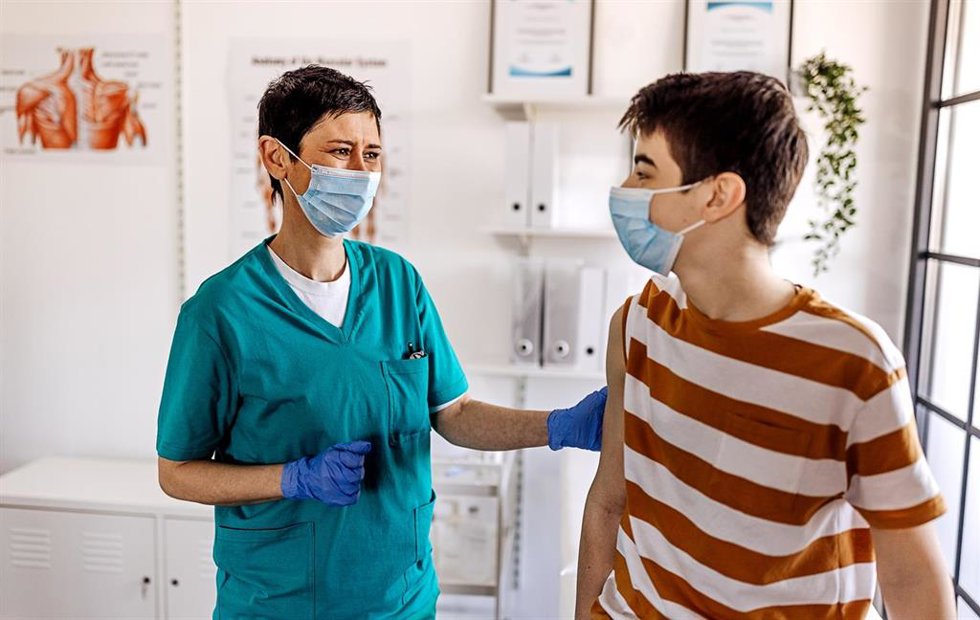 Una sanitaria y un paciente