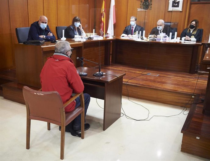 Archivo - El acusado de abusar a un menor con discapacidad en la estación de Santander en el juicio.