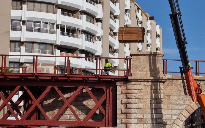 Descarga de madera para el paseo peatonal del Cable Inglés de Almería.