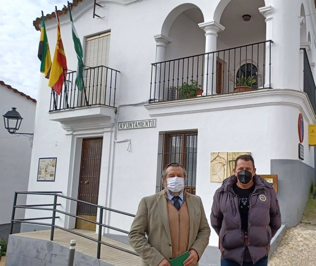 El delegado territorial de Regeneración, Justicia y Administración Local en Huelva, Alfredo Martín, junto al alcalde de Valdelarco, Rafael López, en su visita a la localidad serrana.