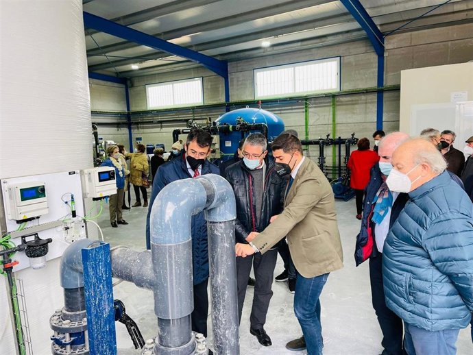La planta potabilizadora de Fuente de Piedra pone fin a cuatro años de "agua embotellada y camiones cisterna"
