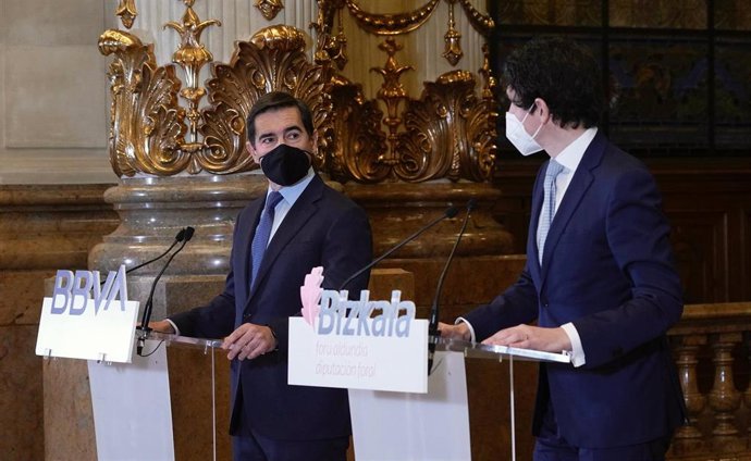 El presidente del BBVA, Carlos Torres Vila, y el diputado general de Bizkaia, Unai Rementeria, durante la firma de un protocolo en Bilbao