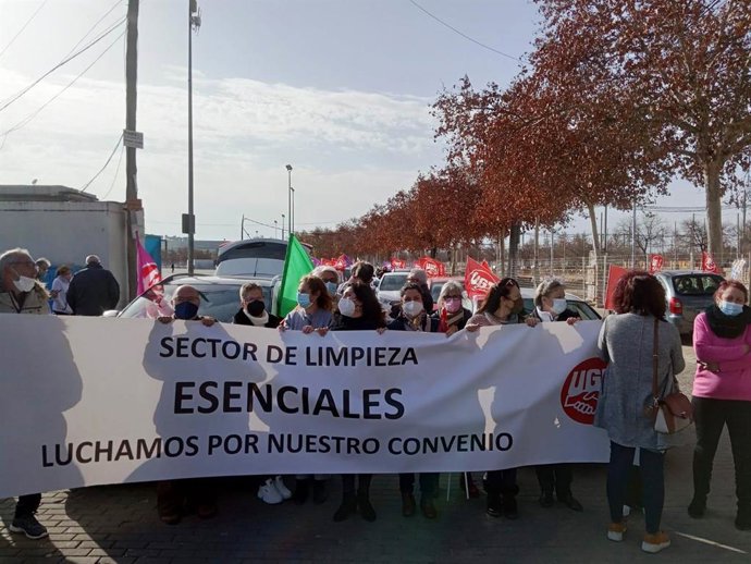 Imagen de las limpiadoras, con los coches detrás, antes del inicio de la caravana de vehículos que ha recorrido Córdoba.
