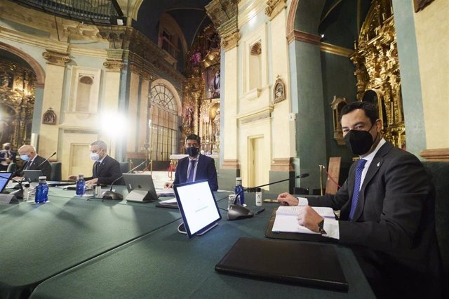 El presidente de la Junta, Juanma Moreno, preside la mesa durante el Consejo de Gobierno en el Oratorio de San Felipe Neri.