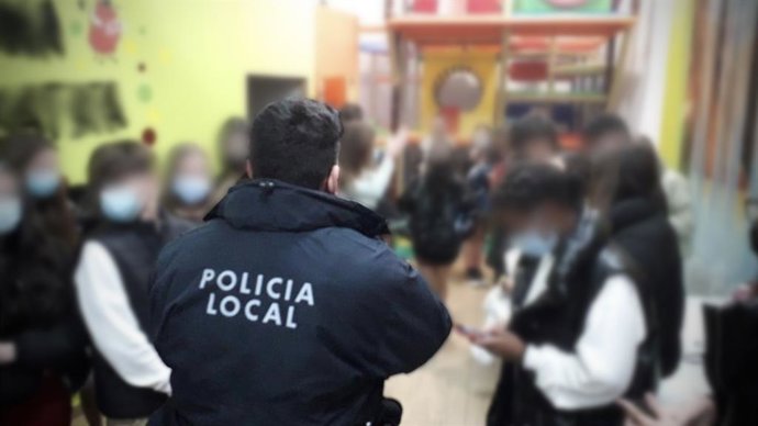 Desalojan a un grupo de 34 menores que consumían alcohol y marihuana en un local de Elche