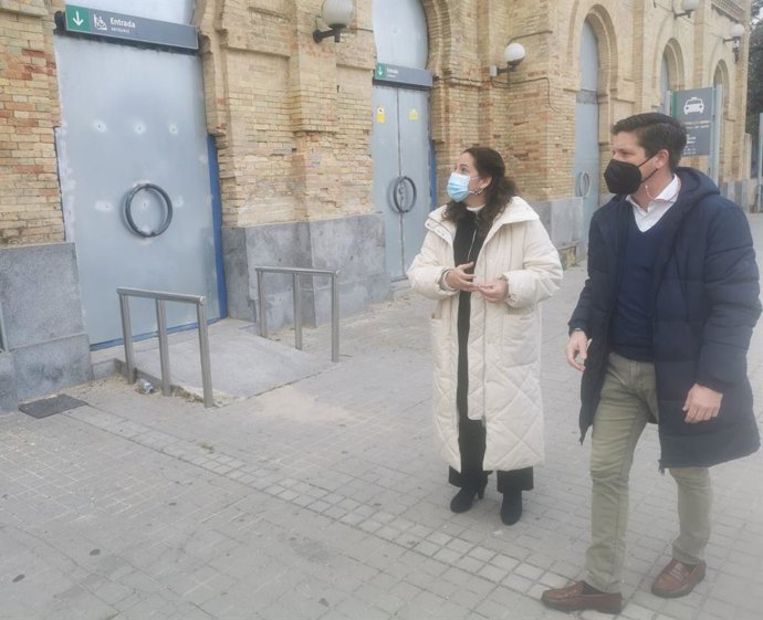 El portavoz del grupo municipal de Cs en el Ayuntamiento de Huelva, Guillermo García de Longoria, junto a la viceportavoz, Noelia Álvarez, en la antigua estación de tren.