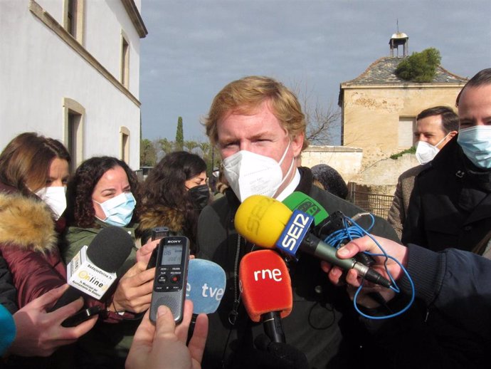 El alcalde de Badajoz, Ignacio Gragera, atiende a los medios de comunicación.