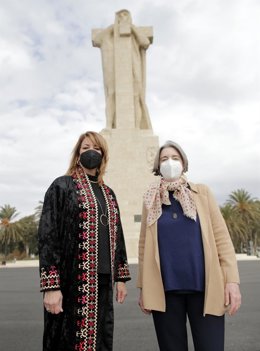 La presidenta del Puerto de Huelva, Pilar Miranda, junto a Fiona Donovan, la bisnieta de la escultora del Monumento a Colón, Gertrude Vanderbilt Whitney.