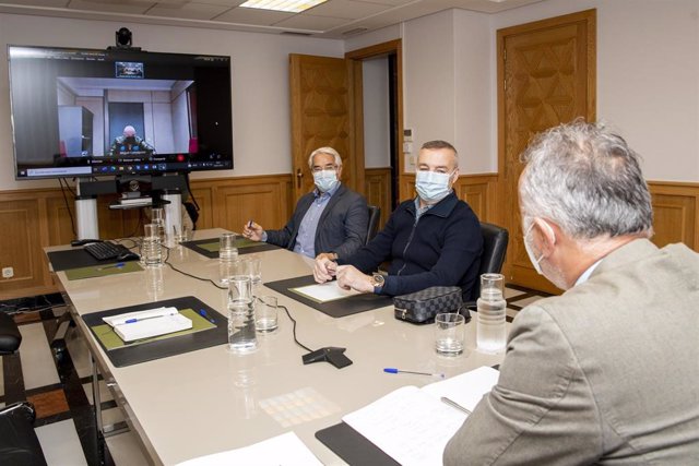 El presidente del Gobierno de Canarias, Ángel Víctor Torres, en una reunión con el presidente de la UD Las Palmas, Miguel Ángel Ramírez, y el del CD Tenerife, Miguel Concepción
