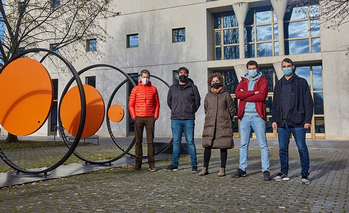 De izquiera a derecha, los investigadores Mikel Galar, Daniel Paternain, Arantxa Villanueva, Andoni Larumbe y Gonzalo.