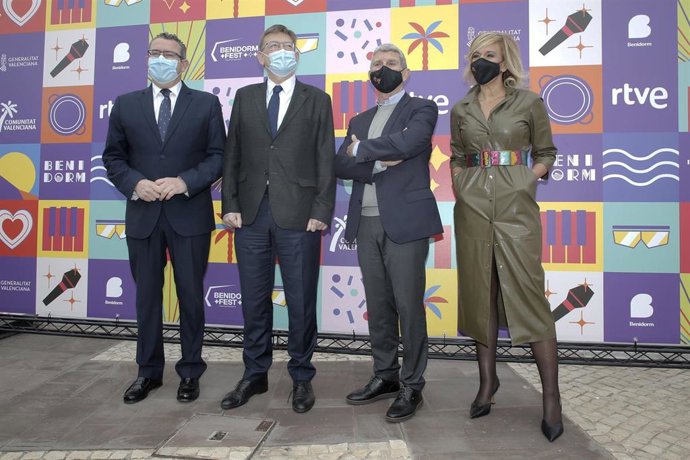 (I-D) El alcalde de Benidorm, Toni Pérez; el presidente de la Generalitat, Ximo Puig; el presidente de la Corporación de RTVE, José Manuel Pérez Tornero y la directora de Comunicación y Participación de RTVE, María Eizaguirre. 