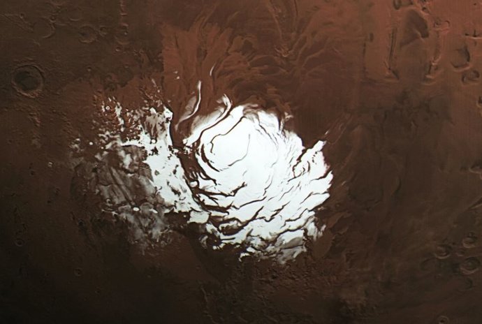 Una vista del polo sur de Marte. La investigación dirigida por la Universidad de Texas en Austin encontró que un descubrimiento de agua líquida en 2018 bajo del casquete polar sur del Planeta Rojo probablemente sea un reflejo de radar de roca volcánica