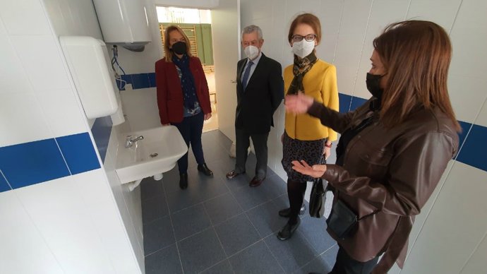 Foto de archivo de la visita de la delegada de Educación de la Junta en Granada, Ana Berrocal, al colegio Francisco Mejías de Motril.